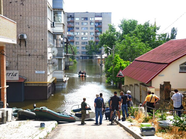 Folyamatos jelenlét és egymást követő segélyakciók a víz által elöntött Herszon megyében