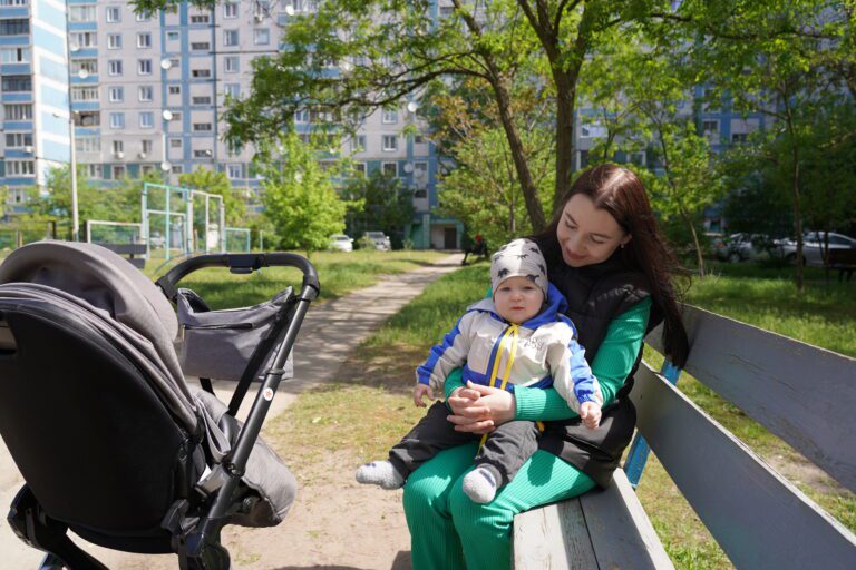 КОЛИСЬ ВИМУШЕНІ ПЕРЕСЕЛЕНЦІ, АЛЕ ТЕПЕР ПОЧУВАЮТЬСЯ СПОКІЙНО У НОВОЗДОБУТОМУ ДОМІ